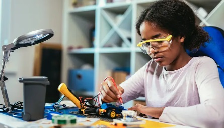Mujeres, niñas y tecnología: Referentes cercanas frente a los relatos heroicos
