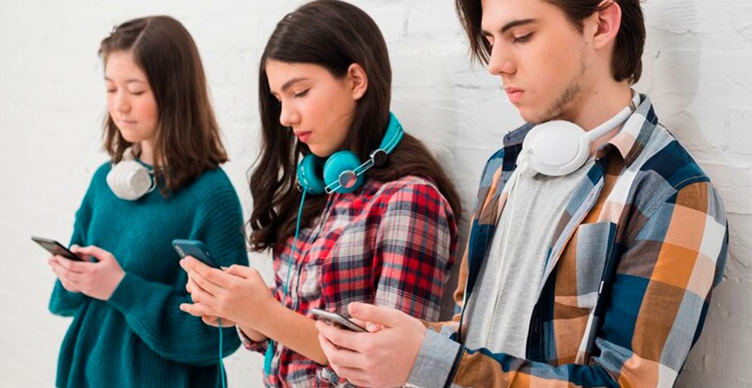 Prohibir no protege: cómo educar a niños y niñas en entornos digitales