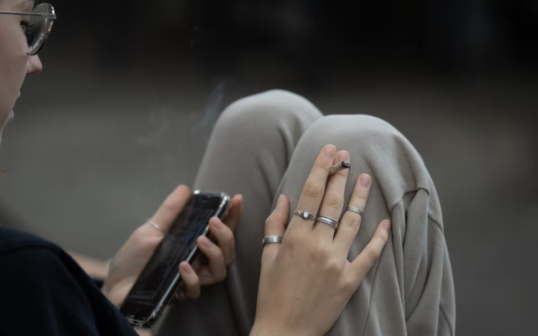 Al 43% de adolescentes españoles le gustaría mirar menos el móvil al estudiar, según el Observatorio de la Adolescencia