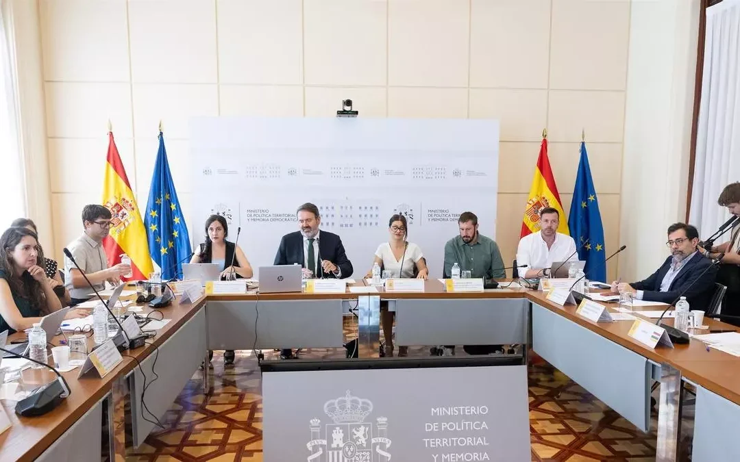 El Gobierno y las comunidades acuerdan repartir 35 millones para la atención a los menores migrantes